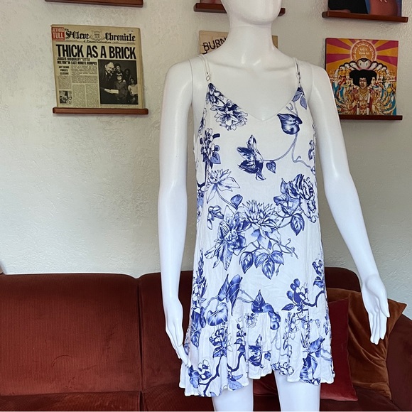 Swing/babydoll dress with an adorable blue and white floral  design throughout - Picture 2 of 7